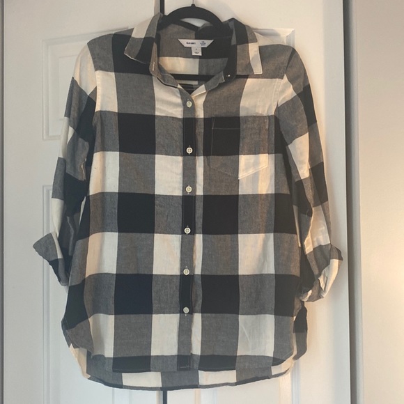 Woman’s Old Navy black and white plaid flannel. Size medium. - Picture 1 of 3